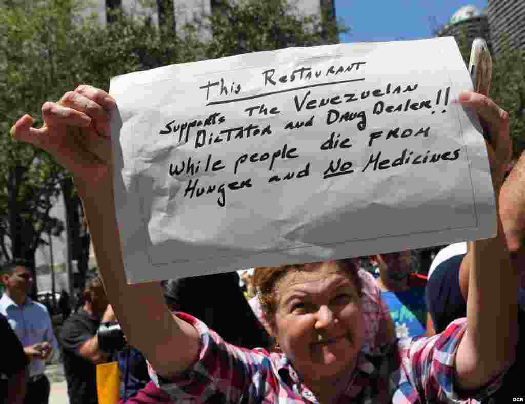 Cientos de Venezolanos protestan este miércoles frente a Steakhouse, de la cadena de restaurantes del popular chef Salt Bae, localizado en el 999 de Brickell Ave, en Miami. 