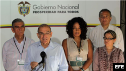 El jefe de la delegación del Gobierno colombiano, el exvicepresidente Humberto de la Calle (2i), lee un comunicado a su llegada hoy, miércoles 20 de agosto de 2014, al Palacio de las Convenciones de La Habana (Cuba), para una nueva jornada de diálogos con las Farc.
