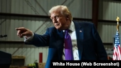 Trump asegura que la ofensiva estadounidense ha neutralizado la mayoría de los barcos minadores de Irán en el estrecho de Ormuz.