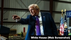 El presidente Donald Trump dijo que EEUU ha mantenido "conversaciones muy productivas" con Irán en los últimos dos días.