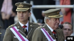 El Rey Juan Carlos y el Príncipe de Asturias, a su llegada al Monasterio de San Lorenzo de El Escorial (Madrid), donde el Monarca ha presidido hoy la solemne ceremonia militar de la Orden de San Hermenegildo, creada hace dos siglos para premiar conductas militares ejemplares.