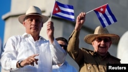 Miguel Díaz-Canel en una imagen de archivo junto a Raúl Castro