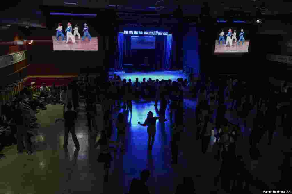 Jóvenes bailan al ritmo del K-pop, música popular coreana, en una casa cultural en La Habana, Cuba, el sábado 7 de septiembre de 2024. (Foto AP/Ramón Espinosa)