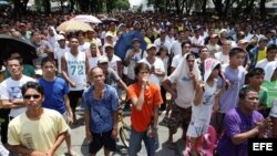 Filipinos siguen el combate de su compatriota Manny Pacquiao contra el estadounidense Timothy Bradley. EFE/Rolex Dela Pena