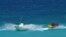 Varios turistas dan un paseo en una balsa popularmente conocida como "plátano"