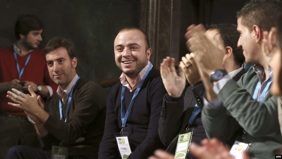 El dirigente juvenil del PP Ángel Carromero (2i), es homenajeado durante la inauguración de la convención nacional de Nuevas Generaciones del Partido Popular. FOTO ARCHIVO.
