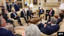 Esta fotografía, facilitada por la Oficina de Prensa del Gobierno de Israel (GPO), muestra al primer ministro de Israel, Benjamin Netanyahu, reuniéndose con el presidente de Estados Unidos, Donald Trump, en el Despacho Oval el 28 de julio de 2026.