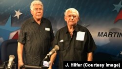 Ángel de Fana conversa con el dentista y veterano miembro del Miami Medical Team, Enrique Cepero 