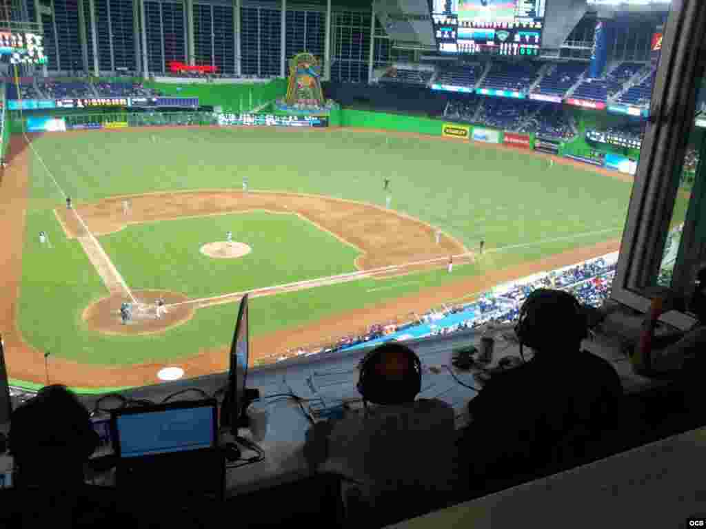 Radio Mart&iacute; trasmite el juego de los Marlins en vivo desde la casa del equipo en Miami, Florida, el 27 de julio.