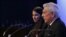 El escritor peruano Mario Vargas Llosa y la bloguera cubana Yoani Sanchez en el VII Foro Atlántico en Madrid