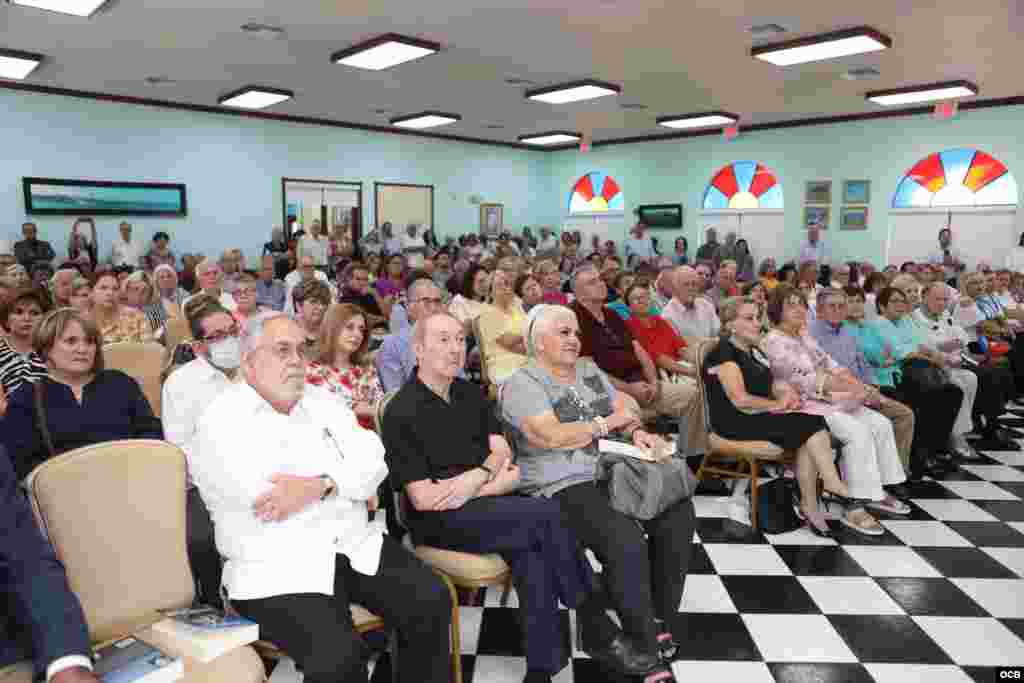 Asistentes a la presentación del libro &ldquo;Biografía de un Hombre de Dios&quot; que narra la vida de Monseñor Agustín Román en La Ermita de la Caridad en la Ciudad de Miami. Foto OCB / Roberto Koltun.