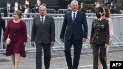 Díaz-Canel y López Obrador, con sus respectivas esposas, en la Plaza del Zócalo, durante la ceremonia del Día de la Independencia de México.