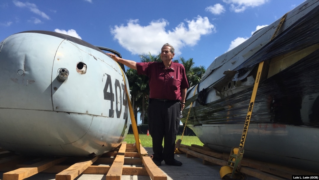 El veterano de Bahía de Cochinos, el cubano Félix Rodríguez Mendigutía, posa ante una parte del avión donado por el gobierno de Guatemala a la Brigada 2506. (L.L.León).