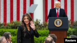 Foto Archivo. Kristi Noem en la Casa Blanca junto al presidente Trump. La funcionaria visitará Costa Rica como Enviada Especial del programa Escudo de las Américas.