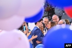 La vicepresidenta estadounidense y candidata presidencial demócrata, Kamala Harris, sube al escenario con familiares y amigos mientras caen globos al final del cuarto y último día de la Convención Nacional Demócrata (DNC) en el United Center en Chicago, Illinois, en A.