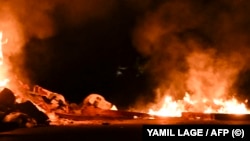 Detalle de una protesta callejera en Cuba. Cada vez es más frecuente que los cubanos incendien basura a modo desobediencia civil.