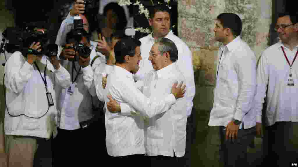 El presidente de México Enrique Peña Nieto saluda al gobernante cubano Raúl Castro (i-d), en la ceremonia protocolaria en Palacio de Gobierno del estado de Yucatán (6 de noviembre, 2015).