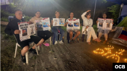 Familiares de presos políticos en vigila número 214 realizada en Venezuela este jueves 13 de agosto de 2026, frente la cárcel Rodeo II en las afueras de Caracas. (Cortesía CLIPVVE)