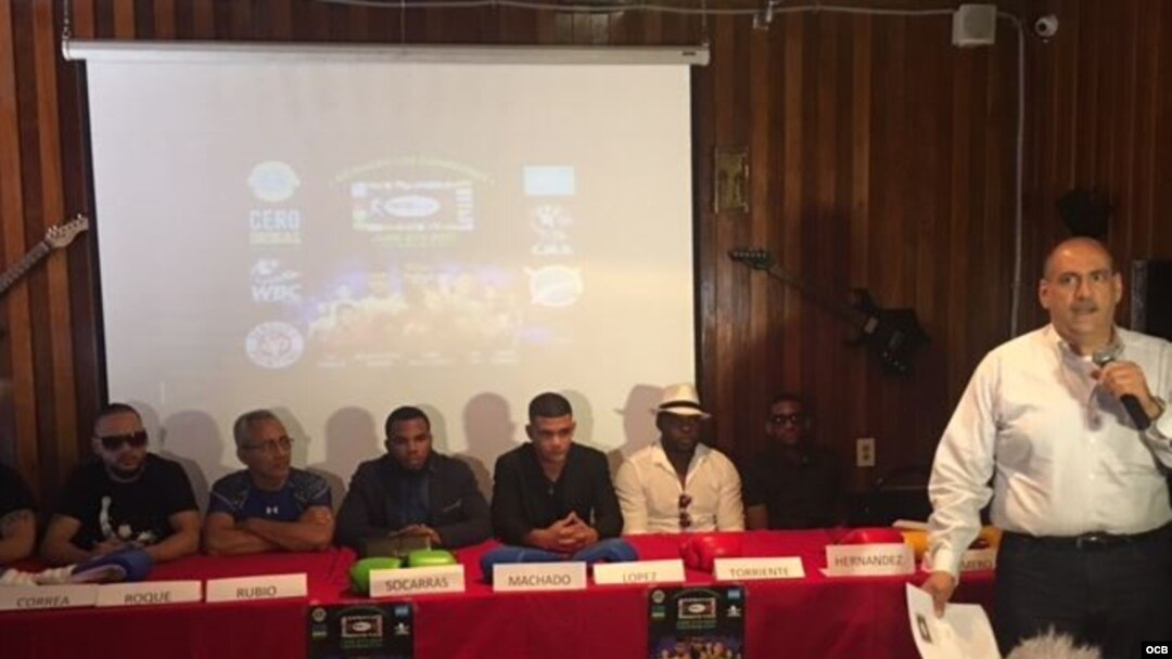 Iván Feris (d), presidente de la compañía Pintoso Box, presenta a los púgiles que pelearán el viernes, 9 de junio en Miami, Florida (EEUU).
