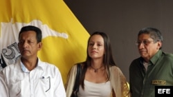 Guerrilleros de las FARC, la holandesa Tanja Nijmeijer (c), Fidel Rondón (i) y Jairo Martínez (d) participan en una rueda de prensa en La Habana.