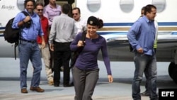  Fotografía cedida por la agencia de noticias Anncol que muestra a la guerrillera holandesa de las FARC, Tanja Nijmeijer (c), llegando a La Habana (Cuba). 