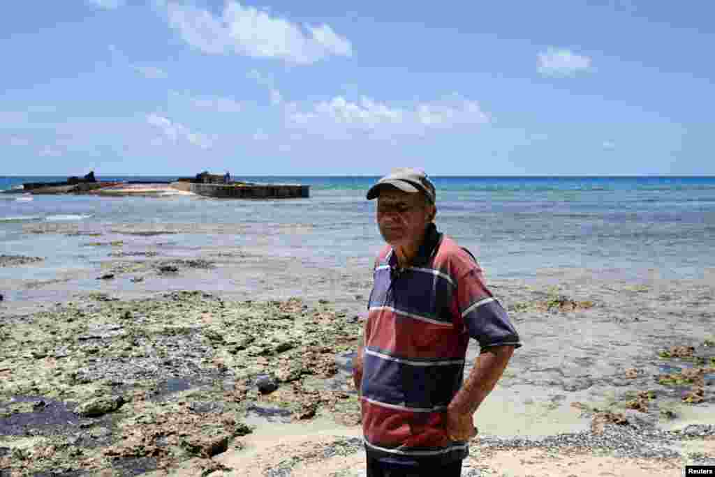 Orestes Chamizo, veterano de la Bahía de Cochinos de 90 años, señala el lugar donde asegura desembarcaron los exiliados de las Brigada 2506 en el 17 de abril de 1961, en Playa Girón, Ciénaga de Zapata, Cuba, el 8 de abril de 2026. REUTERS/Norlys Pérez
