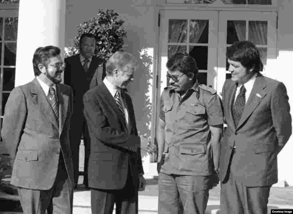 Jimmy Carter con Daniel Ortega en Washington DC.