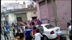 Habaneros defienden a opositora en medio de arresto