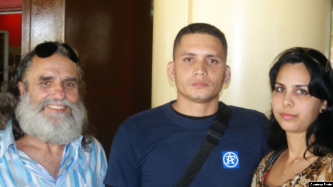 En la imagen, el autor del blog Agustín López, junto a Eliecer Avila y una amiga. 