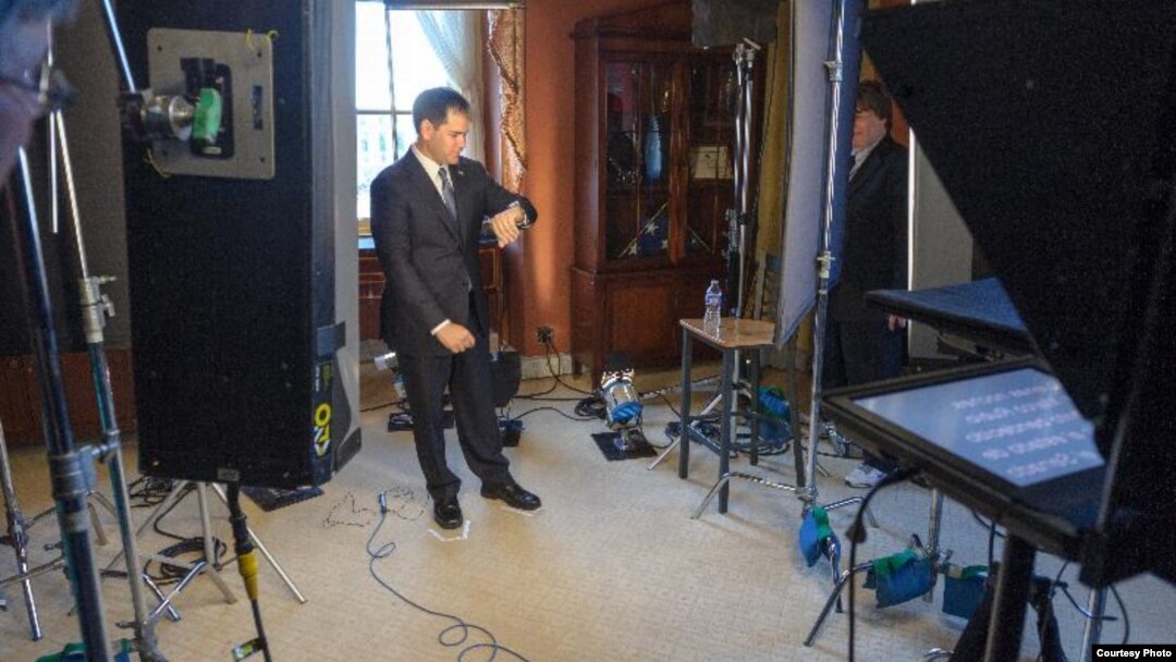 Marco Rubio durante el ensayo para la respuesta al discurso de Obama.