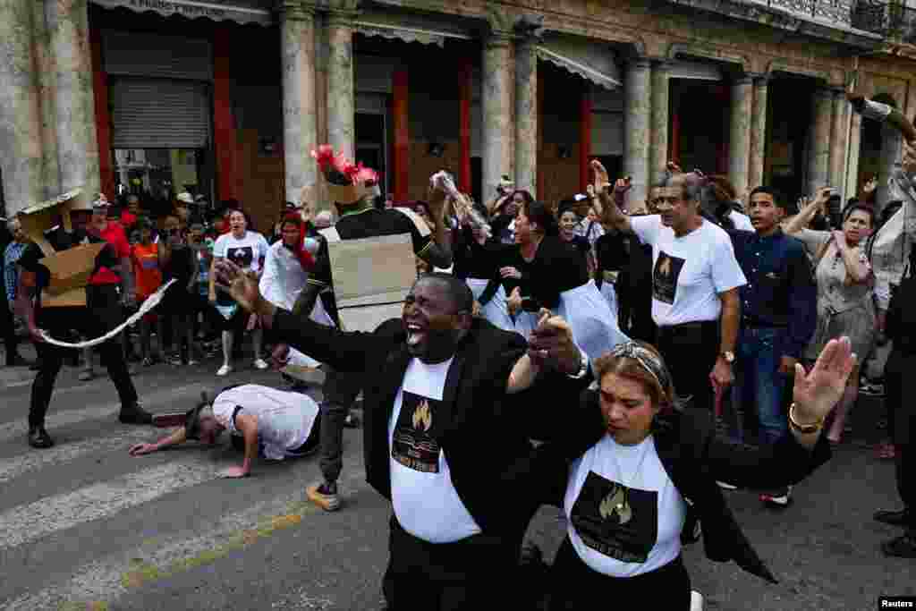 Un hombre que representa a Jesucristo actúa durante una procesión del Vía Crucis el Viernes Santo, en medio de una histórica crisis económica, en La Habana, Cuba, el 3 de abril de 2026.