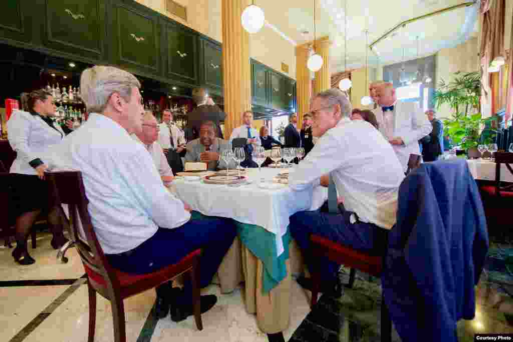 Kerry toma una limonada con el embajador Jeffrey DeLaurentis en el Café del Oriente.