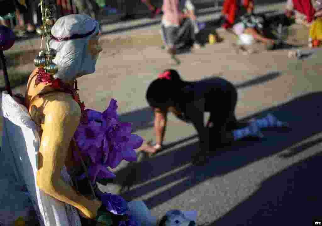 La caminata de cinco kil&oacute;metros, desde el pueblo de Santiago de las Vegas hasta el Santuario, muchos la cumplen vestidos con tejidos de yute o ropa de color morado.