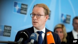 Tobias Billström, canciller de Suecia, en conferencia de prensa en Bruselas, en la sede de la OTAN el 6 de julio de 2023. (AP Photo/Virginia Mayo, File)