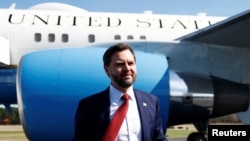El vicepresidente de EEUU, JD Vance. se prepara para abordar el Air Force Two con destino a Washington. (Kent Nishimura/Pool vía REUTERS)