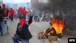 Simpatizantes de la Alianza participan en una multitudinaria marcha en Tegucigalpa. 