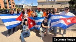 Activistas cubanos en Madrid protagonizaron una acción protesta frente a sedes diplomáticas de Cuba en Madrid.