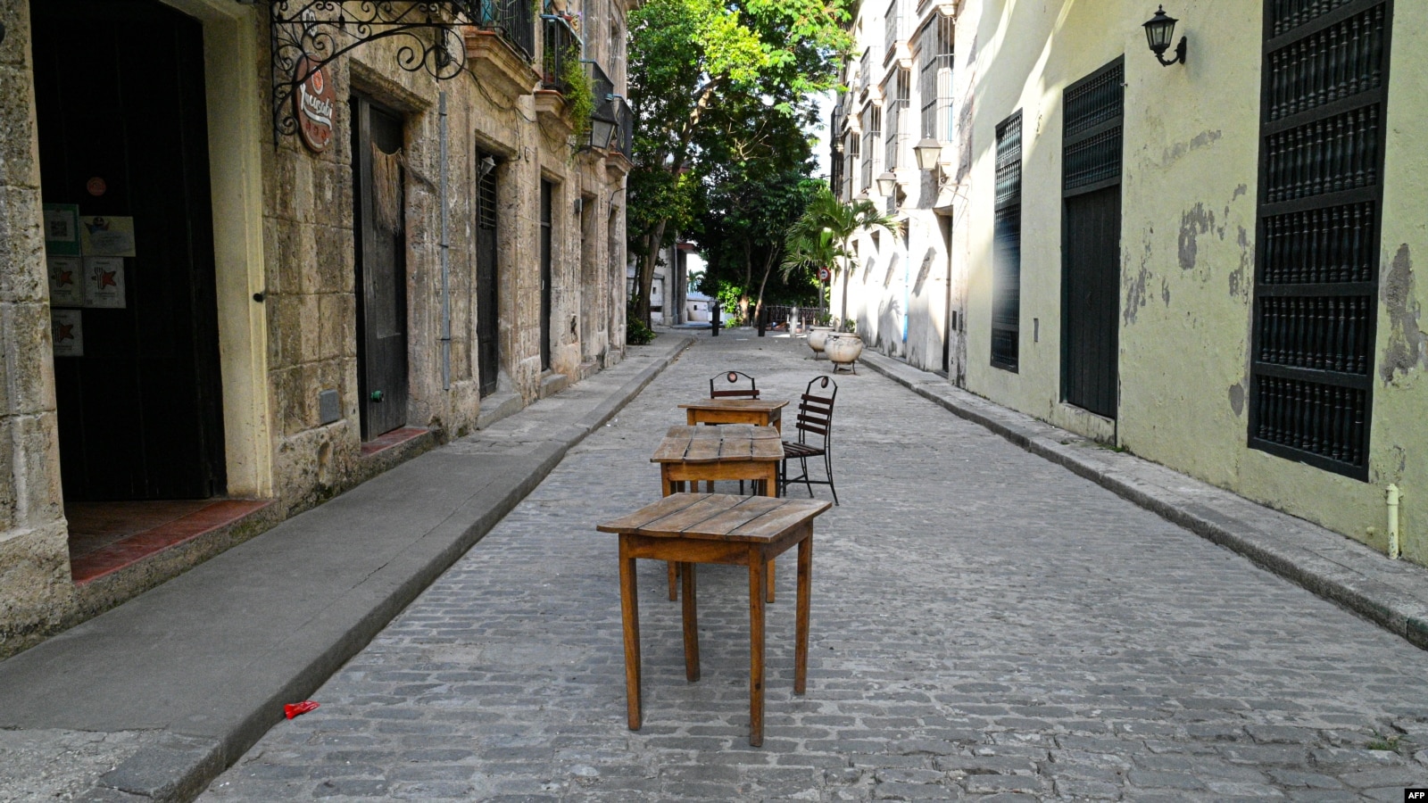 Restaurantes privados en Cuba luchan por sobrevivir en medio de apagones, escasez e inflación (VIDEO)