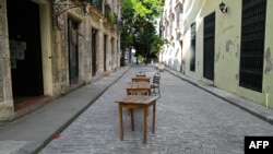 Mesas vacías de un restaurante en una calle de La Habana Vieja. (AFP/Adalberto Roque)