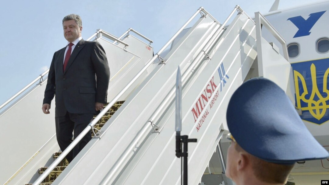El presidente ucraniano, Petro Poroshenko (i), baja del avión a su llegada al aeropuerto nacional de Minsk (Bielorrusia), el martes 26 de agosto de 2014. 