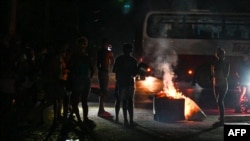 Residentes bloquean el tráfico, suenan cacerolas y queman basura en las calles en San Miguel del Padrón, La Habana, el 24 de julio de 2026.