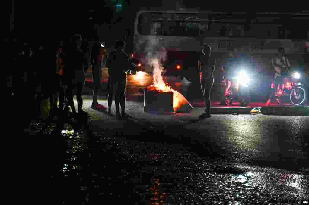 Residentes bloquean el tráfico en un barrio de San Miguel del Padrón, en La Habana, el 24 de julio de 2026; golpean cacerolas, arrojan basura a la calle y prenden fuego en señal de protesta por los continuos apagones y la escasez de agua. (Foto de ADALBERTO ROQUE / AFP)