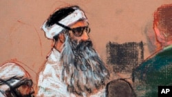 ARCHIVO - Dibujo que muestra a Khalid Sheikh Mohammed (centro) asistiendo a una sesión previa al juicio en la Base Naval de la Bahía de Guantánamo, en Cuba. Sheikh está acusado de ser el principal conspirador de los ataques de Al Qaeda del 11 de septiembre de 2001.