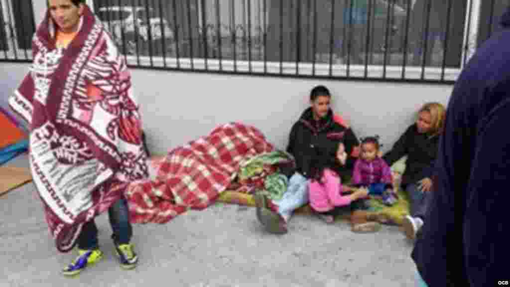 Cubanos pernoctan frente a la Embajada de México en Quito, Ecuador, para exigir una salida a su situación migratoria. 
