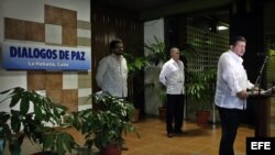 El comandante de las Fuerzas Armadas Revolucionarias de Colombia (FARC), Jorge Torres Victoria (der), alias "Pablo Catatumbo", lee un comunicado de ese grupo guerrillero hoy, lunes 9 de septiembre de 2013, al Palacio de Convenciones en La Habana (Cuba), p