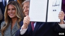 El presidente de Estados Unidos, Donald Trump, junto a la primera dama, Melania Trump, durante la firma de la orden ejecutiva