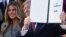 El presidente de Estados Unidos, Donald Trump, junto a la primera dama, Melania Trump, durante la firma de la orden ejecutiva
