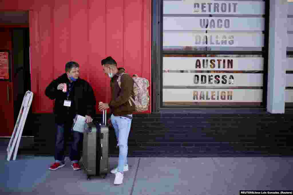 Yunior Espinosa y Pedro Luis Ruiz, migrantes cubanos bajo el Programa de Protección de Migrantes (MPP) por sus siglas en inglés, parados afuera de la estación de auto bus, después de cruzar desde México la frontera hacia El Paso Texas, Estados Unidos y poder continuar sus trámites de asilo. Foto: tomada el 11 de marzo de 2021 por REUTERS/José Luis González.