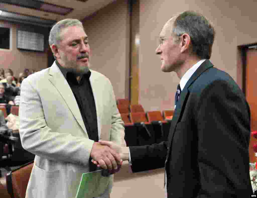 El premio Nobel de Química 2003, el estadounidense Peter Agre, saluda a Fidel Castro Díaz-Balart, durante el Congreso Internacional Biotecnología Habana 2012, en La Habana (Cuba).