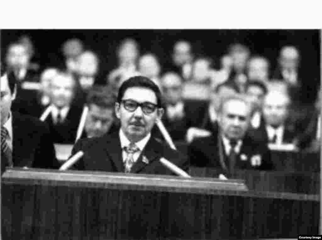 Raúl Castro en la tribuna del Palacio de los Congresos de la URSS.